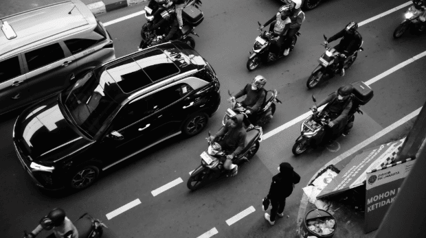 Pejuang Commuter Jabodetabek: Mengapa Oli Encer Lebih Cocok untuk Mesin Modern Anda?
